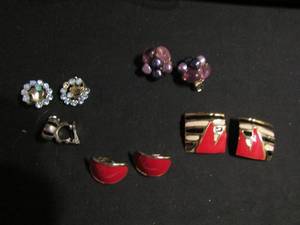 lot 386 image: Clip-on earrings- purple beaded, redblackgold 1 square, oval red enamel, ornate light blue stone, silver & black