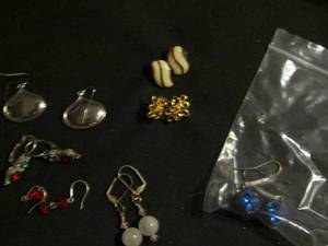 lot 399 image: Earrings x 5 pair- blue, silver and reds