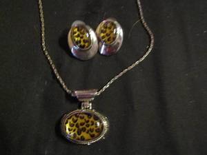 lot 379 image: Necklace & earrings set silver with leopard