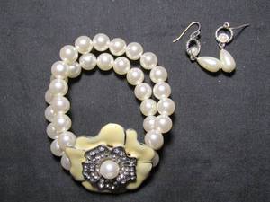 lot 378 image: faux pearl bracelet and earrings