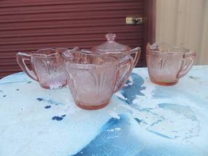 lot 132 image: 2 creamer 2 sugar depression glass pink missing a lid