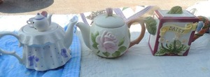 lot 207 image: 2 Tefltora tea pots and daisy tea pot all ceramic