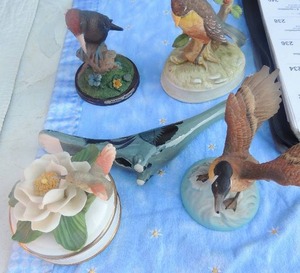 lot 242 image: Enesco China trinket box HAS HUMMINGBIRD , Gorham birds x 3,    BLUE POTTERY BIRD - MEXICO
