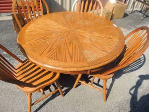 lot 276 image: WOODEN DINING TABLE  HAS 1 LEAF WITH IT -72x 48 x 30   HAS 6 dining room chairs