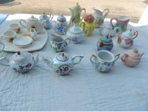 lot 107 image: 2 mini purple floral Lefton tea pots #794 and spring floral lefton tea pot #1914