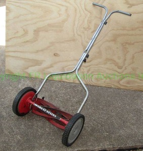 lot 13 image: Great States push lawn mower