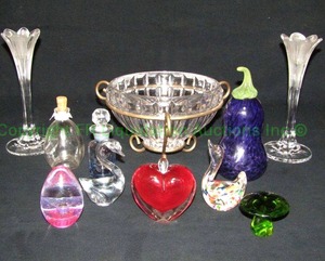 lot 24 image: Assorted glass and crystal dcor as shown