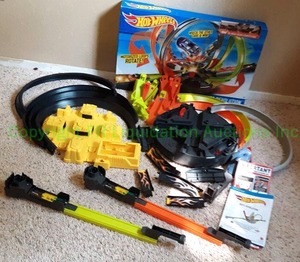 lot 119 image: Hot Wheels motorized loop race track