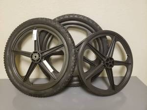 lot 416 image: 20 BLACK PNEUMATIC GLASS REINFORCED NYLON WHEEL WITH TIRE AND TUBE, 1 38 OD BORE, 58ID BEARING 99502H ( 2 WITH TIRES, 1 WHEEL ONLY)