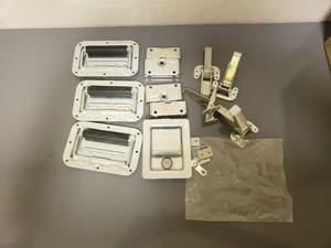 lot 422 image: mixed lot of latches and handles