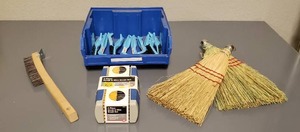 lot 233 image: Small Brush Lot see pictures