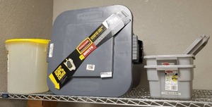 lot 134 image: ASSORTED PLASTIC CONTAINERS RUBBERMAID TRASH BIN, 2 RUBBERMAID TOTES WITH LIDS, 22QT ROUND BIN