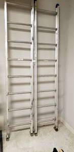 lot 139 image: 10 EXTRA HEAVY DUTY ALUMINUM SINGLE LADDER, OUTSIDE WIDTH 17 58, 1 58 SERRATED FLAD D RUNGS, TYPE 1A, 300LB DUTY RATING, APPROX WEIGHS 19LBS.