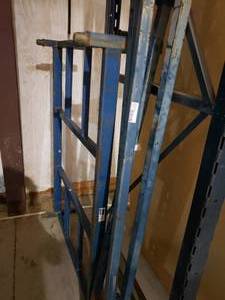 lot 328 image: STAGING PLATFORM W60 X D48 X H69 works with lot 329