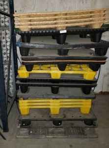 lot 331 image: ASSORTMENT OF PLASTIC PALLETS