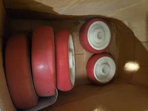 lot 674 image: White Hub Red Wheels, various sizes