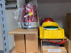 lot 450 image: ROTATING RED WARNING LIGHT, 90-100 FLASHES PER MINUTE, 110V AC, SINGLE 25W BULB WITH EXTRA BULBS,  LOADING DOCK STOP & GO RED AND GREEN LIGHT, HOUSING SAFETY YELLOW POLYPROPLENE, 12 VOLT, 4 DIAMETER LENS  AND PORTABLE FLASHING LIGHT