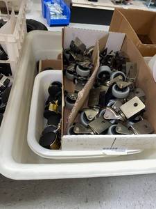 lot 474 image: Mixed lot of Casters