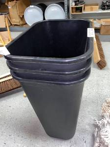 lot 556 image: 28 QUART WASTEBASKET ( 3 TOTAL)