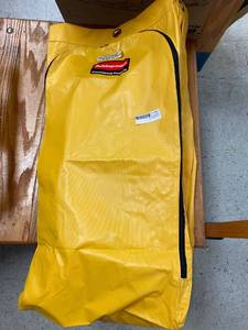 lot 562 image: RUBBERMAID COMMERCIAL VINYL CLEANING CART BAG, 35 GAL