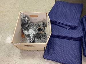 lot 572 image: 72X80 MOVING PAD NW (Xs 3) and Assorted Bungee Cords
