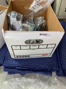 lot 574 image: 72X80 MOVING PAD NW (Xs 3) and Assorted Bungee Cords