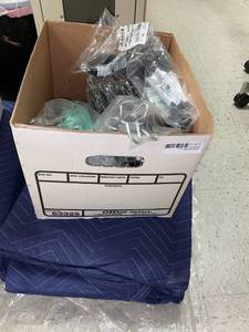 lot 575 image: 72X80 MOVING PAD NW (Xs 3) and Assorted Bungee Cords