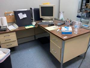 lot 591 image: Office Desk W60 x D30 x H29 with side piece W40 x D18