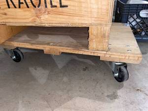 lot 627 image: Portable Dolly on casters
