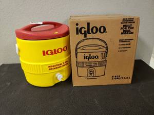 lot 399 image: IGLOO COOLER, 3 GALLON CAPACITY 2 Total