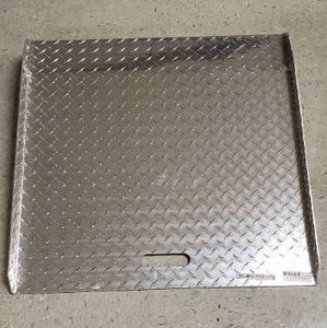 lot 567 image: ALUMINUM CURB RAMP 27X27, 750#s CAPACITY, 316 THICK ALUMINUM POLISHED TREADPLATE