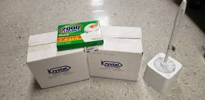 lot 889 image: cleaning supplies