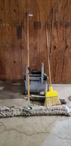 lot 853 image: mixed lot of janitorial supplies