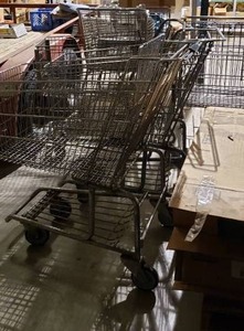 lot 858 image: lot of 6 shopping carts