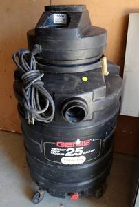 lot 4 image: Genie 25 gallon WetDry Vac