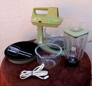 lot 55 image: VINTAGE SUNBEAM VISTA DELUXE MIXMASTER STAND COUNTERTOP MIXER WITH BLENDER AND ATTACHMENTS