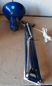 lot 65 image: PORTABLE TABLETOP DESK LAMP