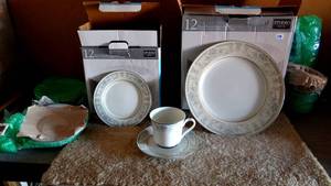 lot 174 image: VERY NICE SET OF DISHWARE INCLUDING LARGE PLATES, SMALL PLATES, CUPS & SAUCERS (8-12 OF EACH)