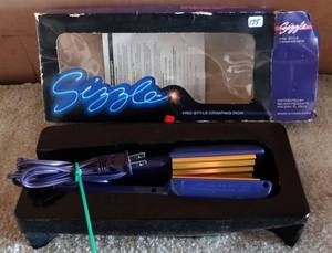 lot 175 image: VINTAGE BELSON PRODUCTS SIZZLE DEEP WAVER TEXTURING CRIMPER IRON 80s 90s IN ORIGINAL BOX