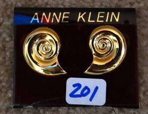 lot 201 image: ANNE KLEIN GOLD FINISH STUD EARRINGS - NEW ON CARD