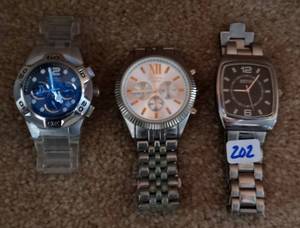 lot 202 image: THREE MENS WATCHES - FOSSIL, GENEVA, AND KENNETH COLE