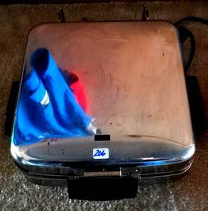 lot 206 image: RARE FIND - MONTGOMERY WARD WAFFLE MAKER DE-2198