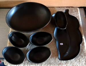 lot 239 image: VINTAGE BOWLS AND SERVING DISH