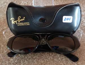 lot 244 image: RAY BAN WOMENS SUNGLASSES WITH CASE