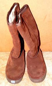 lot 260 image: NICE CLEAN PAIR UGG STYLE WOMENS BOOTS - NO MARKING (APPEARS SIZE 7-8)
