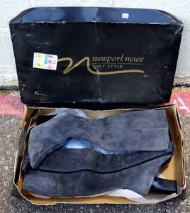 lot 277 image: NEWPORT NEWS WOMENS SUEDE BOOTS - SIZE 8 12 gray