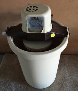 lot 76 image: VINTAGE Richmond Cedar Works 4 Quart Electric Ice Cream Maker Model 71 in Almond