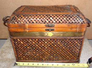 lot 85 image: ORNATE WOOVEN WOODEN BOX WITH BRASS FITTINGS