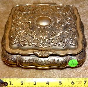 lot 86 image: SMALL SILVER COLORED (PLATED) JEWELRY BOX WITH COMNTENTS AS SHOWN