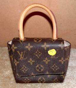 lot 95 image: SMALL LOUIS VITTON CLUTCH PURSE